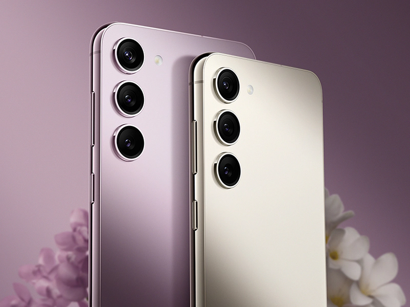 Vista detalhada da câmera tripla do Samsung Galaxy S23 Plus nas cores lavanda e creme