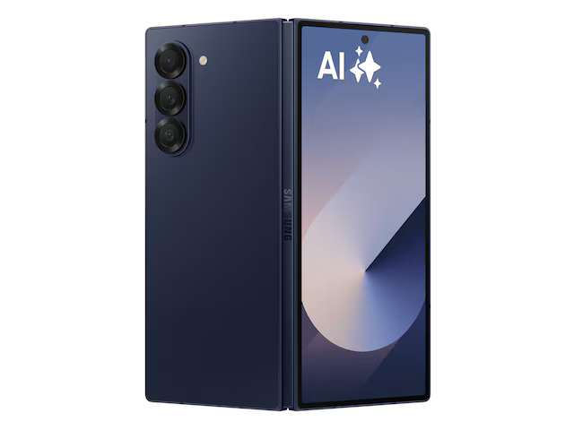 Samsung Galaxy Z Fold 6 aberto com tela grande e câmera tripla.