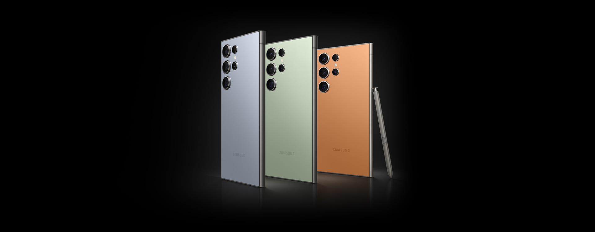 Vista traseira do Samsung Galaxy S24 Ultra nas cores exclusivas Titanium Blue, Titanium Green e Titanium Orange