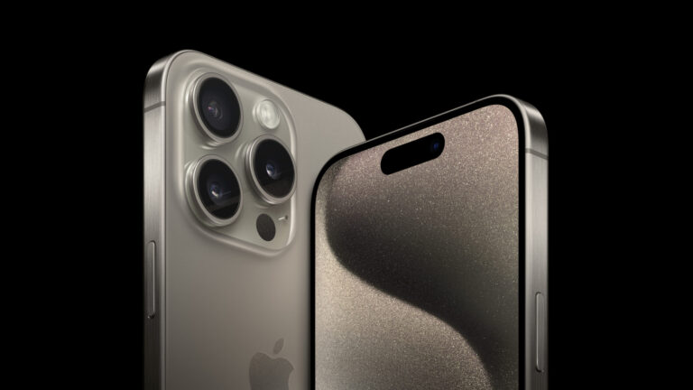 Parte traseira do iPhone 15 Pro Max com câmera tripla e frente com Dynamic Island