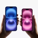 Dois modelos do iPhone 16 nas cores azul e rosa sendo segurados nas mãos