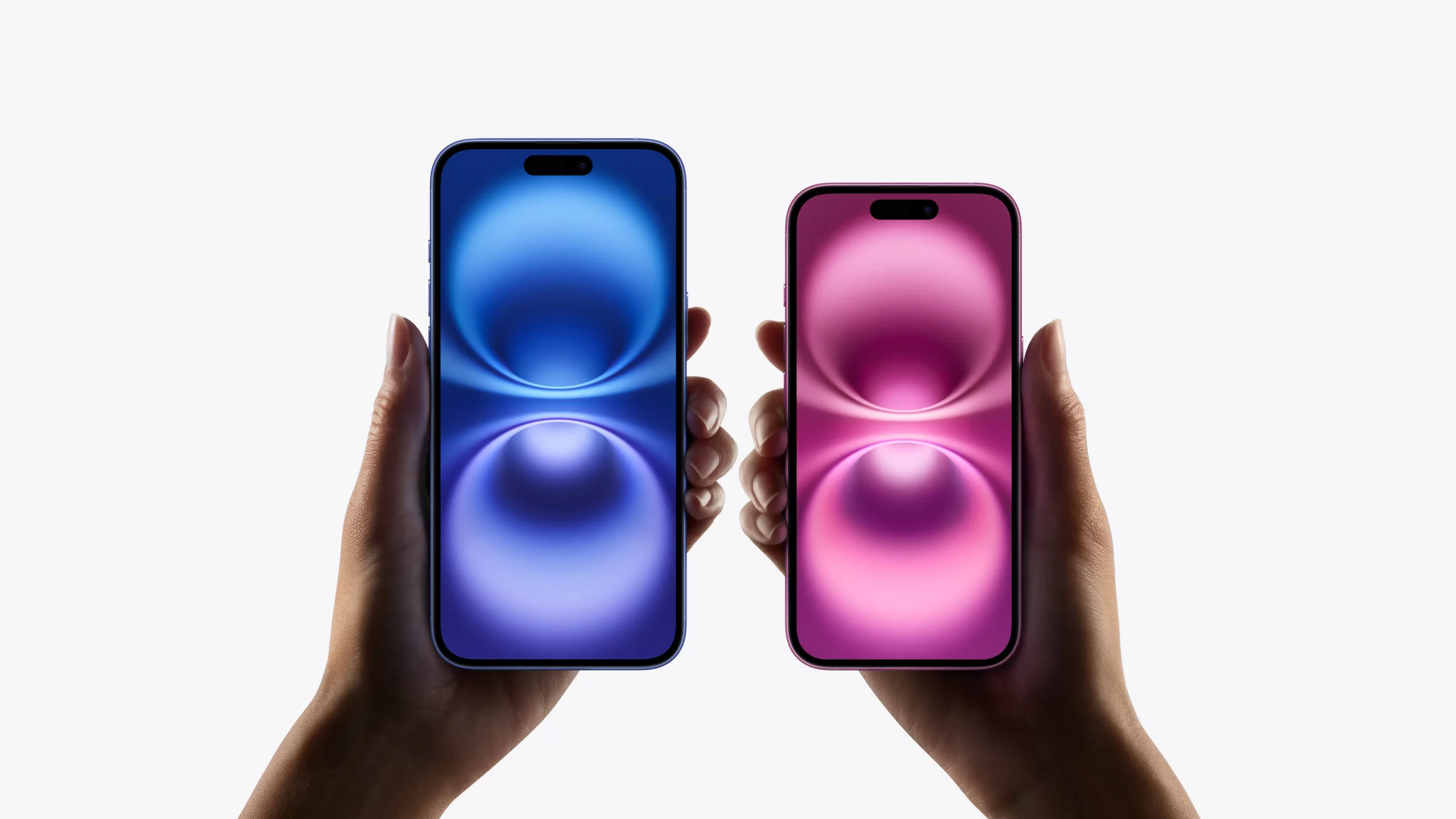 Dois modelos do iPhone 16 nas cores azul e rosa sendo segurados nas mãos
