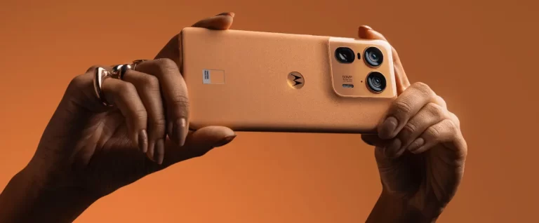 Motorola Edge 50 Ultra 5G laranja com câmera tripla
