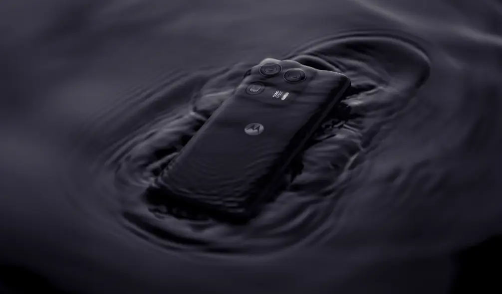 Motorola Edge 50 Ultra parcialmente submerso na água, demonstrando sua resistência à água IP68
