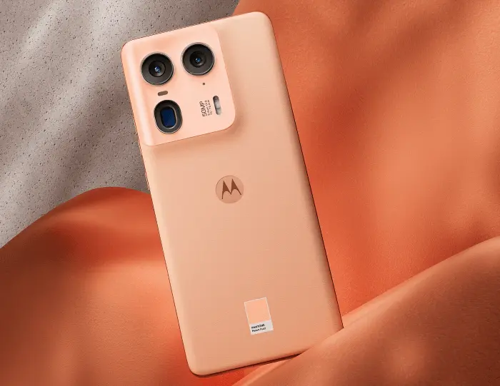 Motorola Edge 50 Ultra na cor Pantone Peach Fuzz com câmera tripla