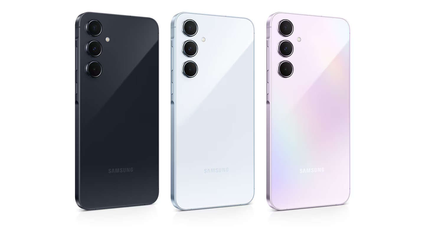 Samsung Galaxy A55 5G visto de frente e verso, com tela AMOLED brilhante e câmera tripla.