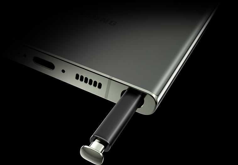 S Pen sendo inserida no Samsung Galaxy S23 Ultra