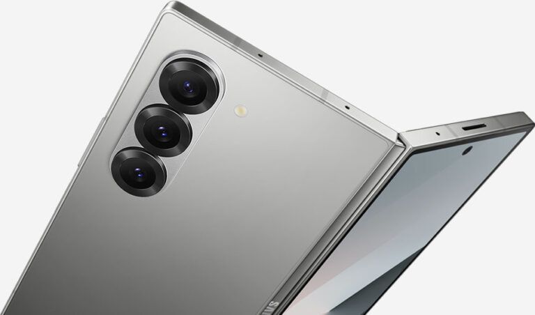 Samsung Galaxy Z Fold 6 na cor prata parcialmente aberto mostrando a câmera tripla traseira e a tela externa