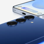 Parte traseira e frontal do Samsung Galaxy S25 Plus com três câmeras e o widget Now Brief na tela