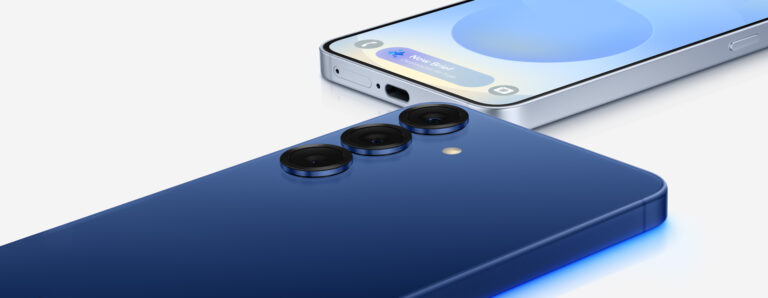 Parte traseira e frontal do Samsung Galaxy S25 Plus com três câmeras e o widget Now Brief na tela
