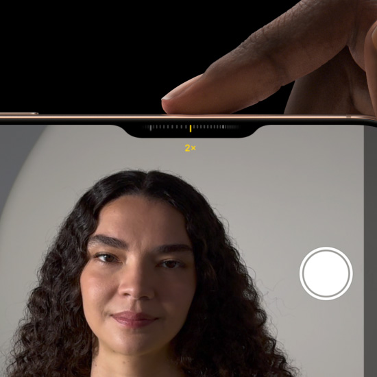 iPhone 16 Pro exibindo foto de uma mulher na horizontal, segurado com as duas mãos