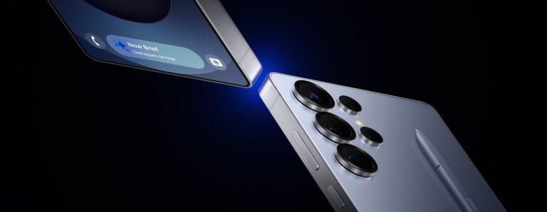 Samsung Galaxy S25 Ultra visto de frente e de trás com S Pen e módulo de câmeras em destaque