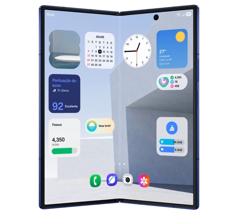 Tela inicial aberta do Galaxy Z Fold7 com widgets e calendário