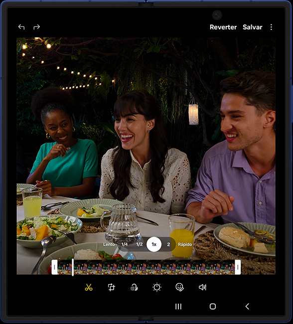 Edição de vídeo de um grupo no Samsung Galaxy Z Fold7 dobrado