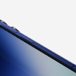 Close-up do Samsung Galaxy Z Fold 7 aberto com módulo de câmera e botão de energia visíveis.